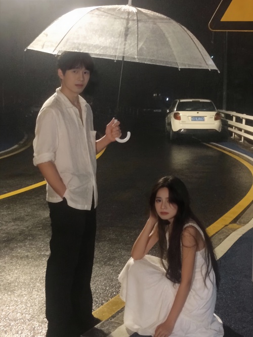 伊恩 - 雨中人行道